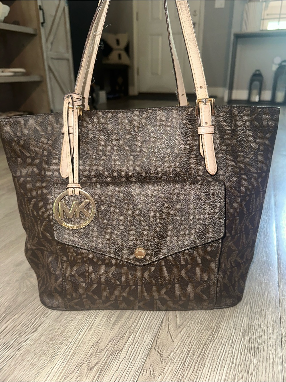 Michael Kors Signature Leather Jet Set Snap Pocket Medium Zip Tote Bag Purse